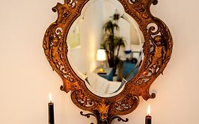 Central Art Apartment With Treasure Hunt, Free Parking & Self Check-In